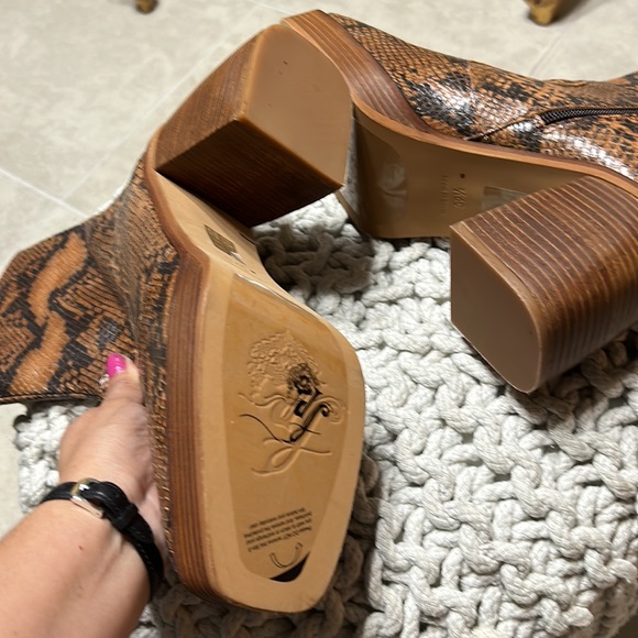 FREE PEOPLE 'RUBY SHINE' SNAKE PRINTEDLEATHER BOOTS 39.5 (9.5) - Picture 4 of 9